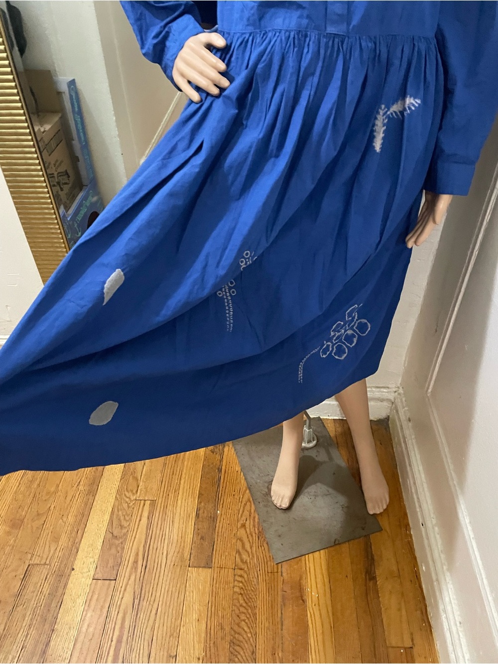 Suzusan Blue Long-Sleeve Gathered Waist Midi Dress with Embroidered Accents - Picture 6 of 16